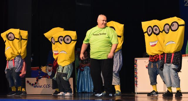 Hingucker in Gelb: das "Dream Team" samt Personaltrainer im Minions-Outfit.