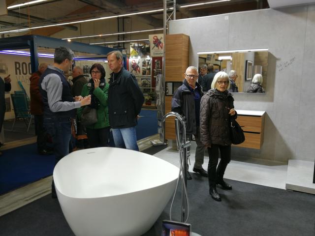 Badewonnen im modernen Design. Beim „BauSalon“ zeigten die Aussteller Produktneuheiten und moderne Wohntrends.  Foto: Kling-Kimmle 