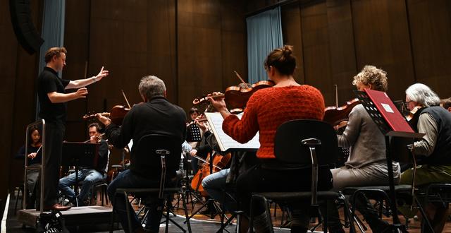 Orchesterprobe mit Chefdirigent Michael Francis.  | Foto: Christian Gaier