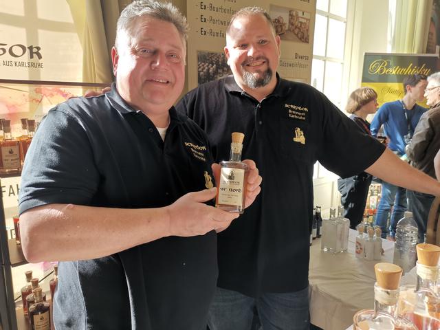49 Grad Nord, die geographische Breitenangabe für Karlsruhe, heißt der Whisky von Michael Schreiber (links) und Matthias Mehlis aus Karlsruhe-Bulach.  | Foto: Arndt