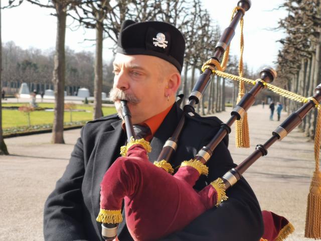 Dudelsackmusik für die Wartenden beim Einlass. | Foto: Arndt