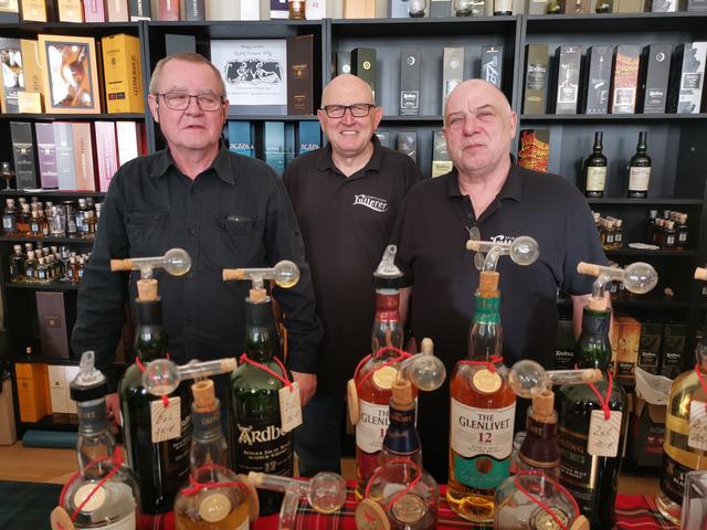 Kompetenz mit Heimvorteil. Whisky-Experte Rudi Müller (rechts) mit seinem Team am Stand. | Foto: Arndt