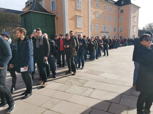 Der Sonnenschein sorgte beim Warten schon für gute Stimmung. | Foto: Ulrich Arndt