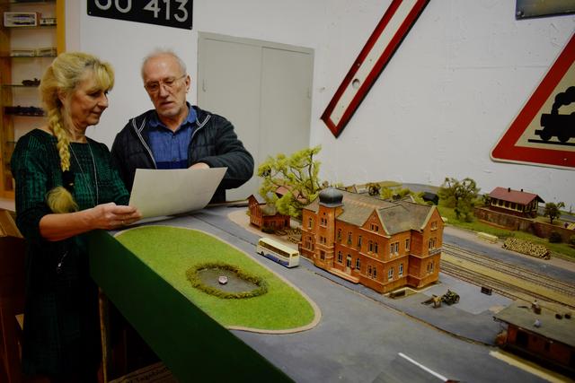 Modellbahner Michael Masser im Gespräch mit Gerda Schäfer, erste Beigeordnete der Stadt Bad Bergzabern.  | Foto: B.Bender