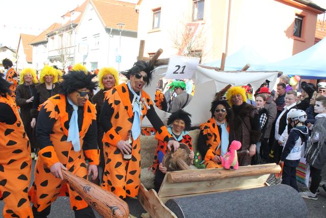Die "Feierstones" von Riewedieb und Radägiggel mit ihren Steinzeitfahrzeug | Foto: ps