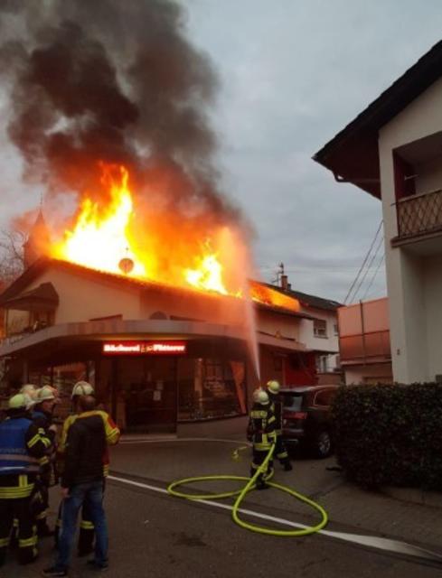 Auch der Dachstuhlbrand am ersten Advent in Grünwettersbach gehört zu den größten Bränden in der Stadt Karlsruhe im vergangenen Jahr.  | Foto: Feuerwehr Wettersbach