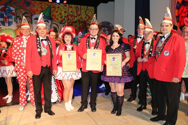 Präsident Ludwig Marton-Degler zeichnete Lena Baumann, Andre Brecht und Bianca Feller mit dem goldenen Waldbock-Orden aus. Daneben Ehrenpräsident Reiner Rudolph und Vize-Präsident Thomas Köhler  | Foto: ps