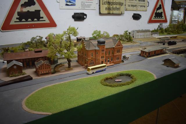 Die Gebäude wurden nach historischen Vorlagen und Fotos aus den 50ern und 60ern im Maßstab 1:87 nachgebaut.  | Foto: B. Bender