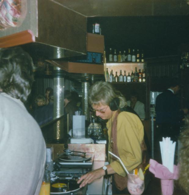 DJ Rolly Dee bei der Arbeit.  | Foto: Michael Hahn