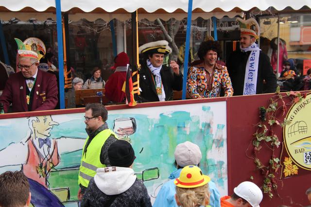 Bürgermeister Christoph Glogger als Hippie im Wagen der Derkemer Grawler. | Foto: Franz Walter Mappes