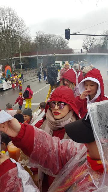 Regenschutz ist praktisch! Auf dem Wagen der GroKaGe Durlach | Foto: www.jowapress.de