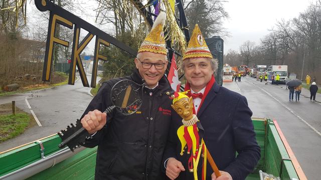 Noch ist der Rathausschlüssel im Besitz der Fastnachter um Präsident Michael Maier vom Festausschuss Karlsruher Fastnacht - hier mit Oberbürgermeister Dr. Frank Mentrup  | Foto: www.jowapress.de