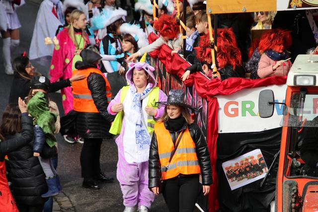 Und sogar das Wetter spielte mit: Die Grawler Kids beim Umzug in Bad Dürkheim.  | Foto: Franz Walter Mappes