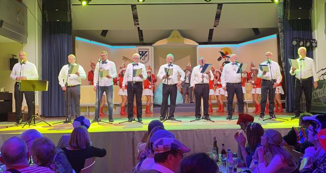 Erstklassige Gesangseinlage der Sumpflerchen. | Foto: ps