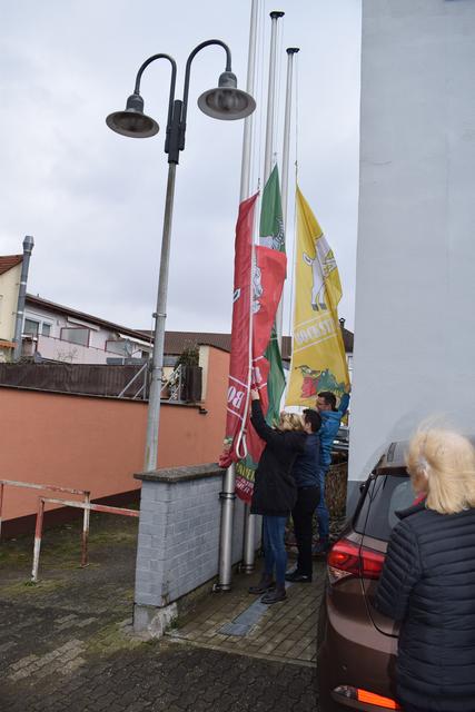 Peter Grimm und das Prinzenpaar holen die Flaggen ein.  | Foto: B.Bender