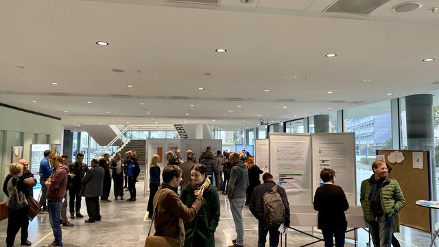 Im Pfalzbau waren bereits zu Veranstaltungsbeginn einige Interessierte zugegen | Foto: Kim Rileit