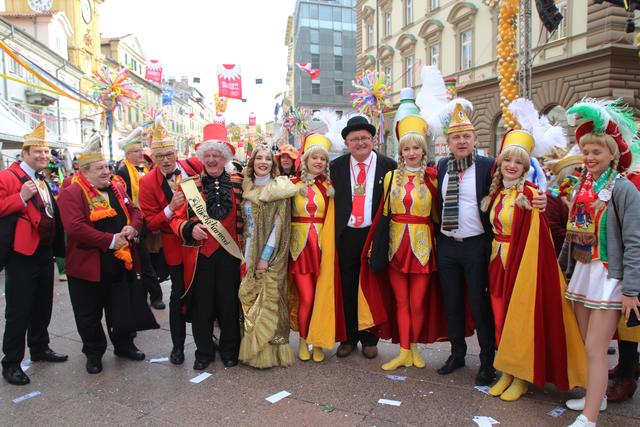 Die Karlsruher Delegation beim Umzug in Rijeka, unter anderem mit Präsident Michael Maier vom "Festausschuss Karlsruher Fastnacht", Rijekas Karneval Königin, Karneval-Meštar Toni, Rijekas Bürgermeister Vojko Obersnel und Oberbürgermeister Dr. Frank Mentrup. | Foto: www.jowapress.de