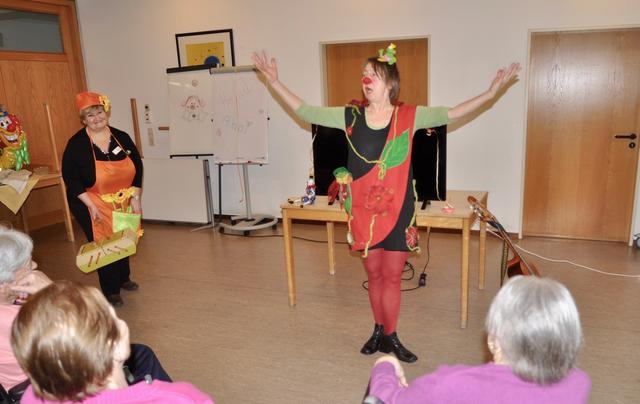 Die Clownin bei ihrem Auftritt im Nachtcafé | Foto: Gereon Hoffmann/Caritasverband für die Diözese Speyer