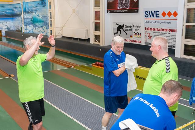 Große Freude bei den beiden Ettlinger Schlussspielern Dieter Ockert und Thomas Speck über den herausgespielten Sieg | Foto: SG Ettlingen
