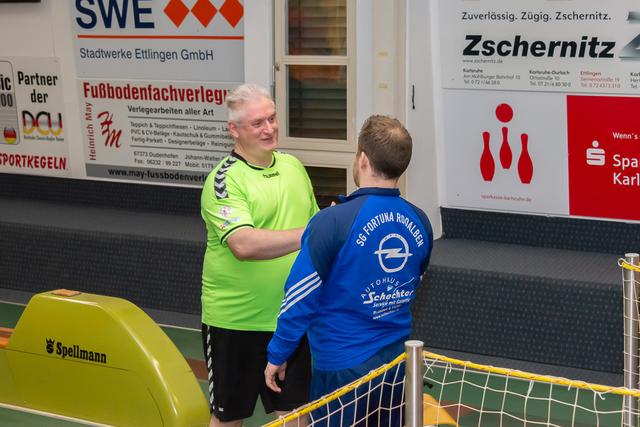 Der Rodalbener Andreas Christ beglückwünscht den Ettlinger Thomas Speck zu dessen grandiosem Ergebnis | Foto: SG Ettlingen