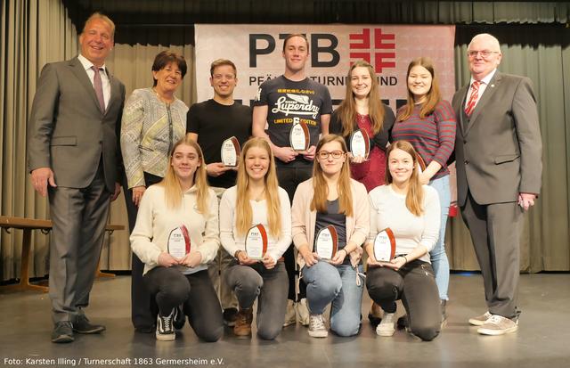 hintere Reihe vlnr: Randolf Stich (Staatssekretär im Ministerium des Innern und für Sport), Elke Rottmüller (Präsidentin des Sportbundes Pfalz), Pascal Bär, Dominik Walther, Sarah Höfers, Simone Illing und Walter Benz (Präsident des Pfälzer Turnerbundes)
vordere Reihe vlnr: Annalena Stoll, Sabrina Kunz, Fabienne Metzger und Bianca Illing
 | Foto: Karsten Illing