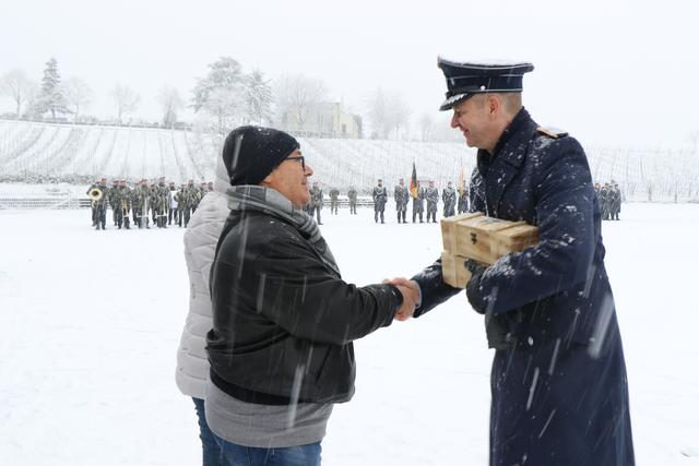 Der Schneefall konnte die vielen Gäste nicht davon abhalten, den Rekruten Respekt zu zollen | Foto: ps