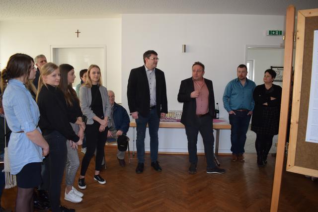 Bürgermeister Herbert Schwarzmüller (4.v.r.) und Prof. Dipl.-Ing. Rolo Fütterer (3.v.r.) von der Hochschule Kaiserslautern begrüßen die zahlreich erschienenen Bürgerinnen und Bürger. 