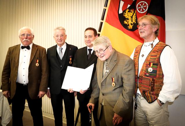 Gleich vier Landesverdienstmedaillen gingen in den Landkreis Germersheim: an Theodor Kleinmann, Burkhard Müller, Franz Nachbar und Wilhelm Schuppert (v.l.)., in der Mitte Prof. Dr. Hannes Kopf, der Präsident der Struktur- und Genehmigungsdirektion Süd | Foto: Bauer