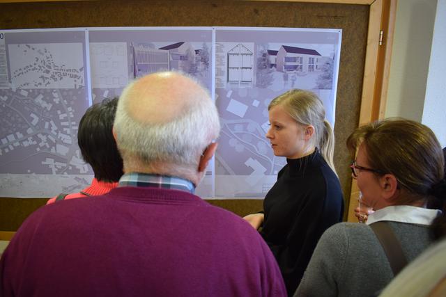 Studentin Hannah Grimm aus Schwanheim stellt ihr Projekt vor.