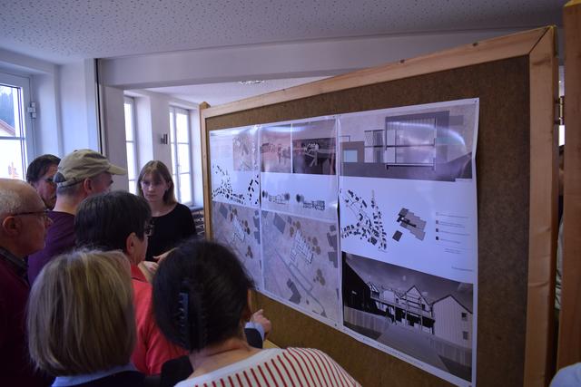 Studentin Jana Guldner im Gespräch mit Interessierten. 