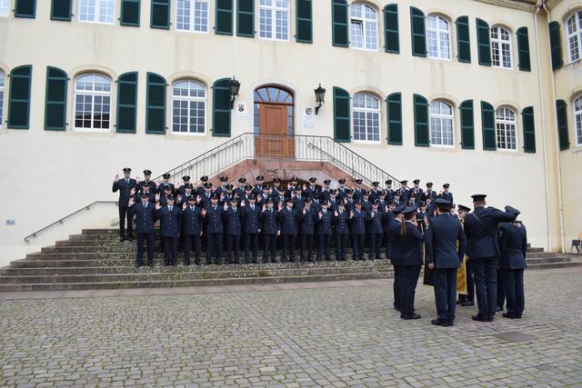 Feierliche Vereidigungszeremonie vor dem Schloss.