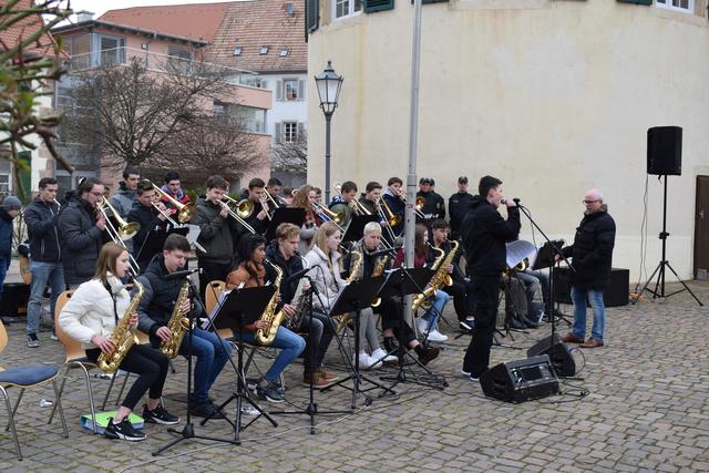 Die Jazz Combo des Alfred Grosser-Gymnasiums unter der Leitung von Theodor Schmidt, mit Sänger Florian Schneider, sorgte für den feierlichen Rahmen.