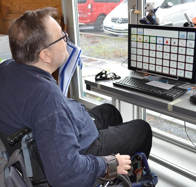 Selbstversuch: Matthias Rösch erlebt, wie schwer es ist, einen Computer nur mit den Augen zu steuern. | Foto: Dennis Christmann/Lebenshilfe Südliche Weinstraße
