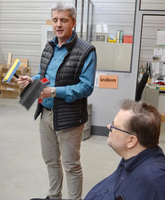 Starke Leistung: Martin Heger, Geschäftsbereichsleitung Arbeit, präsentiert eine Reihe von Produkten der erfolgreichen Eigenmarke max4car, die Mitarbeiter mit Behinderung an unterschiedlichen Standorten fertigen. | Foto: Dennis Christmann/Lebenshilfe Südliche Weinstraße