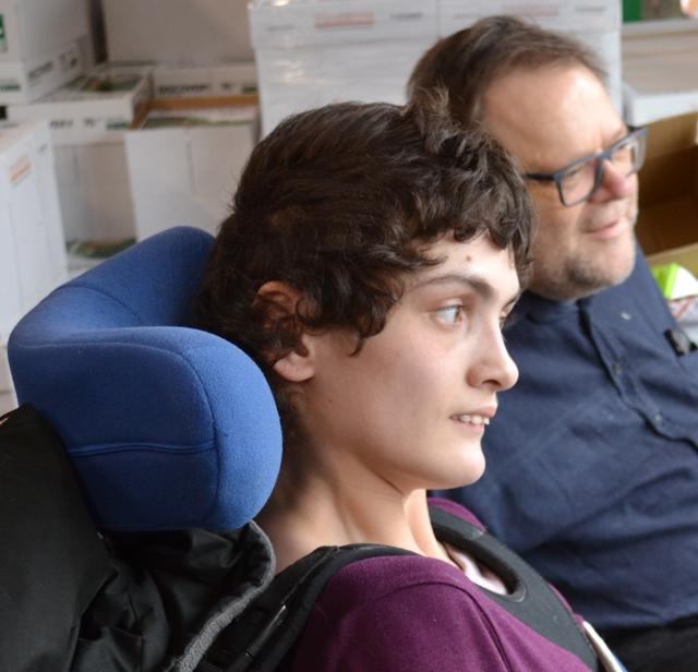 Die 19-jährige Anne-Sophie Perrin kann weder sprechen noch ihre Arme oder Beine kontrollieren. Allein mit ihren Blicken steuert sie einen Sprachcomputer. Unter anderem erstellt sie so individuelle Grußkarten. | Foto: Dennis Christmann/Lebenshilfe Südliche Weinstraße
