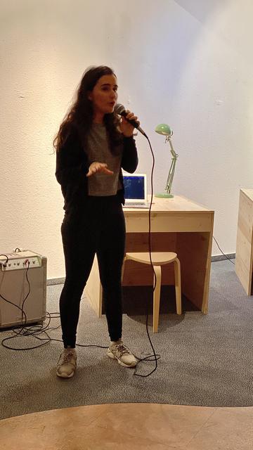 Die deutsch-türkischen Studentin Merve Uslu sang ihre Familiengeschichte live | Foto: Kim Rileit