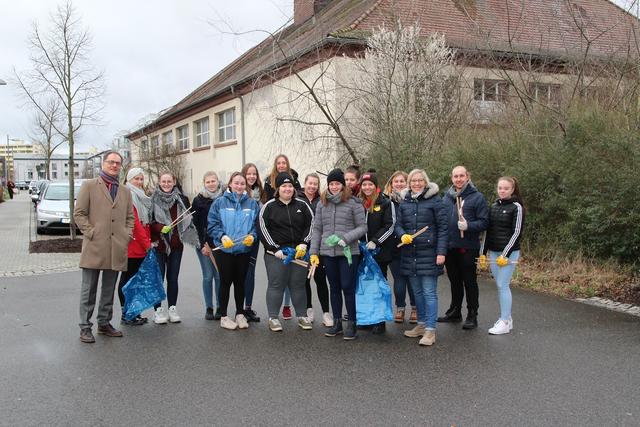 Auch die Schüler der Fachschule für Sozialwesen der Diakonissen Speyer beteiligten sich am Dreck-weg-Tag | Foto: Stadt Speyer