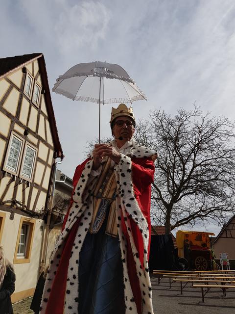 Lockere Sprüche kamen von „König Alfons“. Er begrüßte die Gäste auf seinen Stelzen.  | Foto: Bardon