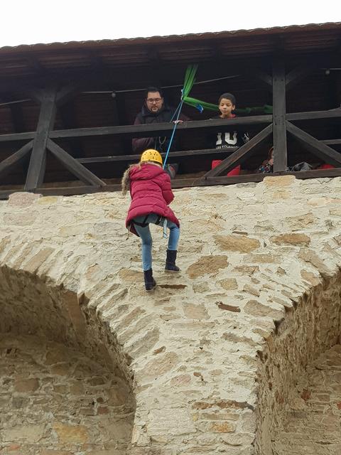 Bei den Erlebnis- und Umweltpädagogen Chrissy und Alex drehte sich alles um das Abseilen von der Stadtmauer. Hier war Mut gefragt.  | Foto: Bardon