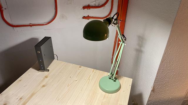 Spartanisch: ein Arbeitsplatz im Nukleus. Im Hintergrund fällt Umbaubedarf auf | Foto: Kim Rileit