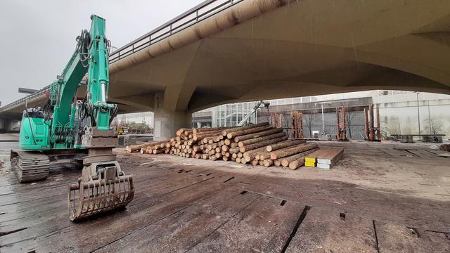Nichts los auf der Baustelle: Nicht wegen der Grippe, sondern wegen der Sicherheit: Während der Medienrunde mussten die Mitarbeiter von Moß die Baustelle verlassen und gingen in die Pause | Foto: Tim Altschuck