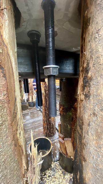 Die Gewindestangen in der Holz-Stahl-Konstruktion sind daumenbreit | Foto: Kim Rileit