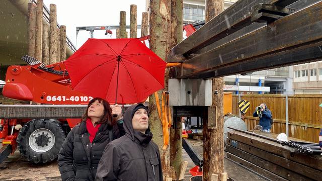 Neugierige Blicke: Oberbürgermeisterin Jutta Steinruck und Tiefbauamtschef Björn Berlenbach | Foto: Kim Rileit