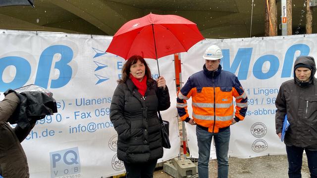 Oberbürgermeisterin Jutta Steinruck und Stefan Feldmann, technischer Leiter der mit dem Abriss beauftragten Firma Moß | Foto: Kim Rileit