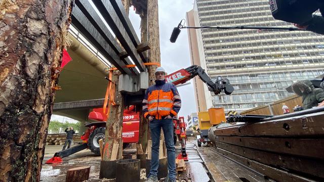 Im Mittelpunkt der Baustellenbegehung: Stefan Feldmann, technischer Leiter der Firma Moß | Foto: Kim Rileit
