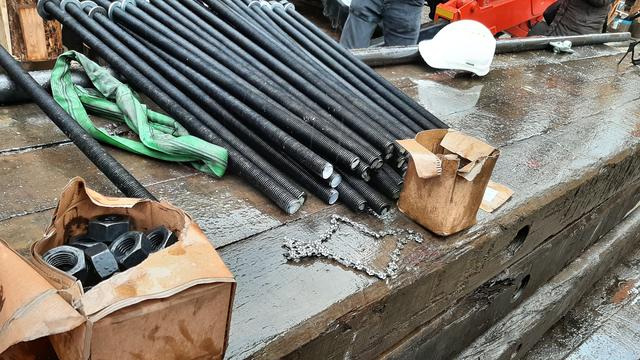 Großes Kaliber: Die Gewindestangen und Muttern für die Verschraubungen | Foto: Tim Altschuck