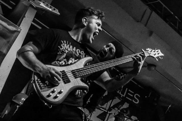 Unterstützt werden sie von der Mannheimer/Kaiserslauterer Band „Veiled Eyes“, die sich dem Modern Metal verschrieben haben. 