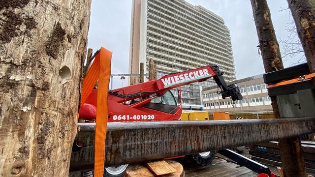 Arbeitsgerät und -material vor Ort, Im Hintergrund das Mosch-Hochhause in der direkten Nachbarschaft der Baustelle | Foto: Kim Rileit