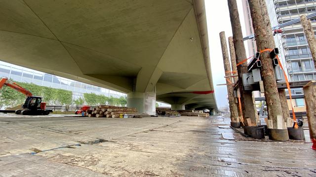 Noch ist unter der Brücke nichts geschehen, die Konstruktion muss im Regen zusammengebaut werden | Foto: Kim Rileit