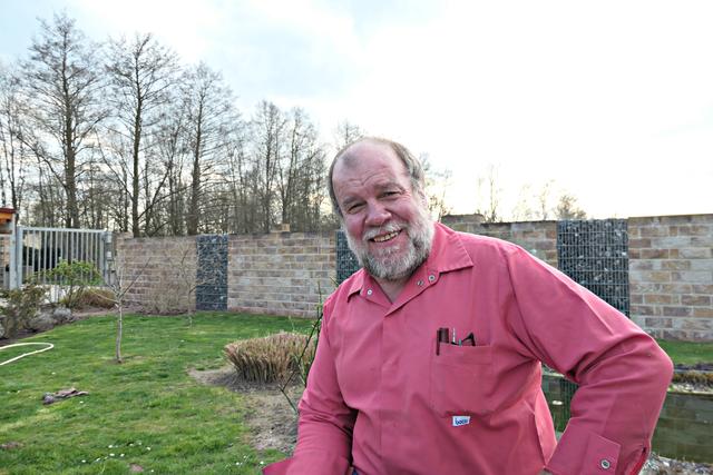 Herr Schmitt in seinem Garten beim Gespräch | Foto: Brigitte Melder